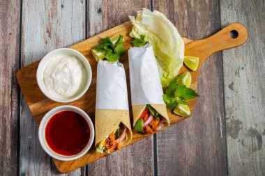 Tavuk shawarma dürümü baharatlı ızgara tavuk, sarımsak sosu, sebze turşusu ve taze ekmek ile yapılan bir Orta Doğu dürümü..