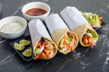 Tavuk shawarma dürümü baharatlı ızgara tavuk, sarımsak sosu, sebze turşusu ve taze ekmek ile yapılan bir Orta Doğu dürümü..