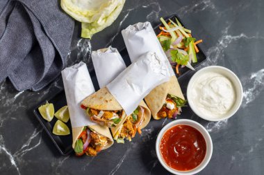 Tavuk shawarma dürümü baharatlı ızgara tavuk, sarımsak sosu, sebze turşusu ve taze ekmek ile yapılan bir Orta Doğu dürümü..