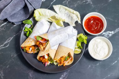 Tavuk shawarma dürümü baharatlı ızgara tavuk, sarımsak sosu, sebze turşusu ve taze ekmek ile yapılan bir Orta Doğu dürümü..