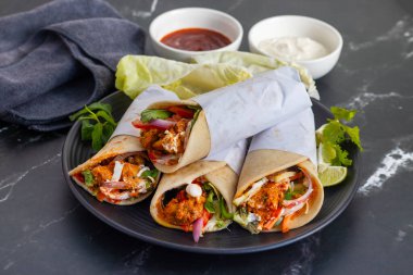 Tavuk shawarma dürümü baharatlı ızgara tavuk, sarımsak sosu, sebze turşusu ve taze ekmek ile yapılan bir Orta Doğu dürümü..