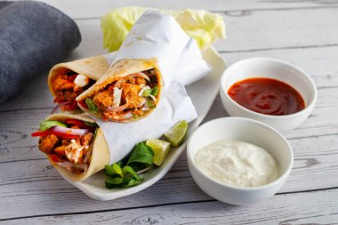 Tavuk shawarma dürümü baharatlı ızgara tavuk, sarımsak sosu, sebze turşusu ve taze ekmek ile yapılan bir Orta Doğu dürümü..