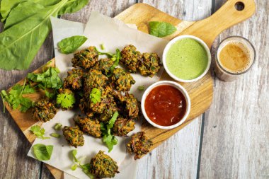 Palak ke pakore gevrek, bol yağda kızartılmış ıspanaklı börek besan, baharat ve taze ıspanak yapraklarıyla yapılır, acılı ve çay ile servis edilir..