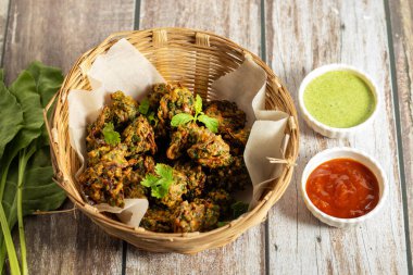 Palak ke pakore gevrek, bol yağda kızartılmış ıspanaklı börek besan, baharat ve taze ıspanak yapraklarıyla yapılır, acılı ve çay ile servis edilir..