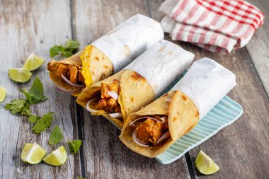 Yumurtalı tavuk sarması, baharatlı tavuk, yumurta katmanı, soğan ve sosla yapılan popüler bir sokak yemeğidir..