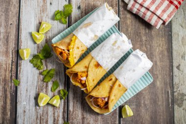 Yumurtalı tavuk sarması, baharatlı tavuk, yumurta katmanı, soğan ve sosla yapılan popüler bir sokak yemeğidir..