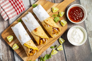 Yumurtalı tavuk sarması, baharatlı tavuk, yumurta katmanı, soğan ve sosla yapılan popüler bir sokak yemeğidir..