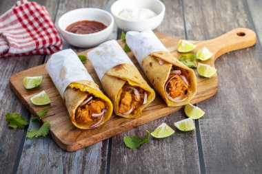 Yumurtalı tavuk sarması, baharatlı tavuk, yumurta katmanı, soğan ve sosla yapılan popüler bir sokak yemeğidir..