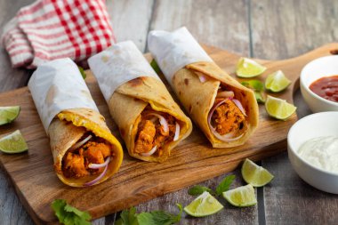 Yumurtalı tavuk sarması, baharatlı tavuk, yumurta katmanı, soğan ve sosla yapılan popüler bir sokak yemeğidir..