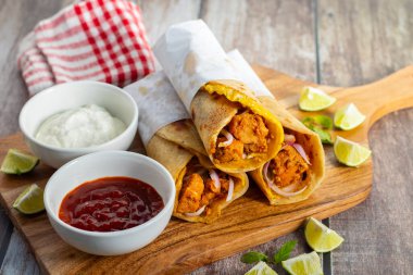 Yumurtalı tavuk sarması, baharatlı tavuk, yumurta katmanı, soğan ve sosla yapılan popüler bir sokak yemeğidir..