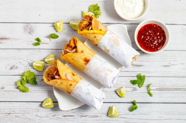 Yumurtalı tavuk sarması, baharatlı tavuk, yumurta katmanı, soğan ve sosla yapılan popüler bir sokak yemeğidir..