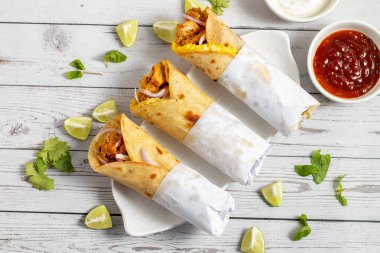 Yumurtalı tavuk sarması, baharatlı tavuk, yumurta katmanı, soğan ve sosla yapılan popüler bir sokak yemeğidir..