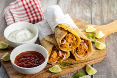 Yumurtalı tavuk sarması, baharatlı tavuk, yumurta katmanı, soğan ve sosla yapılan popüler bir sokak yemeğidir..