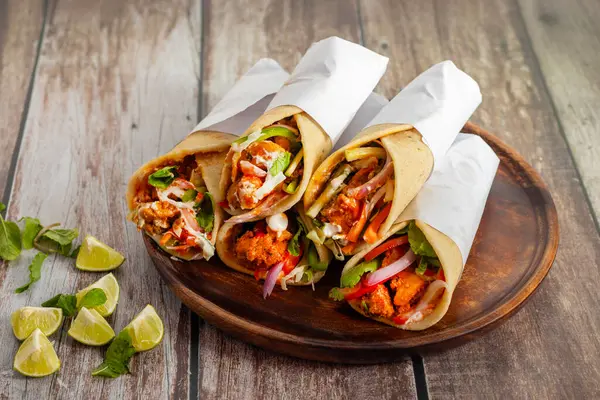 Tavuk shawarma dürümü baharatlı ızgara tavuk, sarımsak sosu, sebze turşusu ve taze ekmek ile yapılan bir Orta Doğu dürümü..