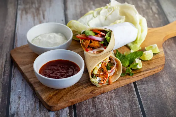 Tavuk shawarma dürümü baharatlı ızgara tavuk, sarımsak sosu, sebze turşusu ve taze ekmek ile yapılan bir Orta Doğu dürümü..