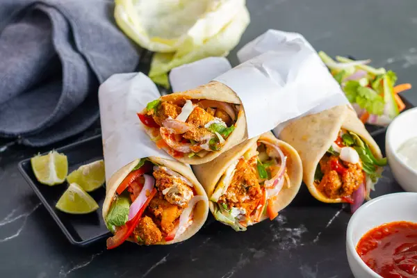 Tavuk shawarma dürümü baharatlı ızgara tavuk, sarımsak sosu, sebze turşusu ve taze ekmek ile yapılan bir Orta Doğu dürümü..