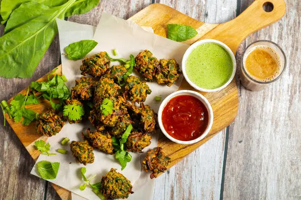 Palak ke pakore gevrek, bol yağda kızartılmış ıspanaklı börek besan, baharat ve taze ıspanak yapraklarıyla yapılır, acılı ve çay ile servis edilir..