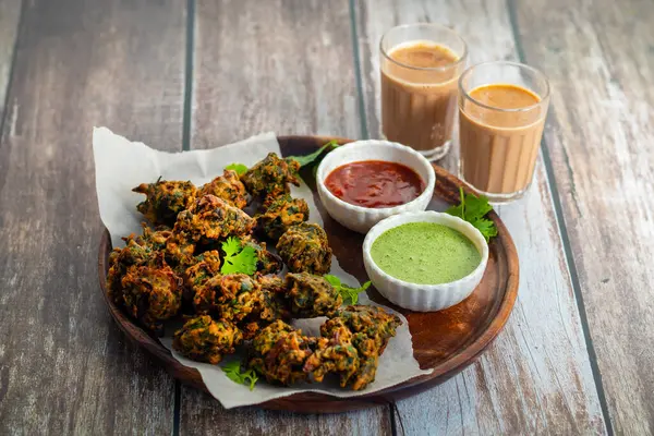 Palak ke pakore gevrek, bol yağda kızartılmış ıspanaklı börek besan, baharat ve taze ıspanak yapraklarıyla yapılır, acılı ve çay ile servis edilir..