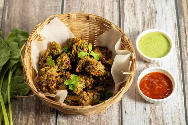 Palak ke pakore gevrek, bol yağda kızartılmış ıspanaklı börek besan, baharat ve taze ıspanak yapraklarıyla yapılır, acılı ve çay ile servis edilir..