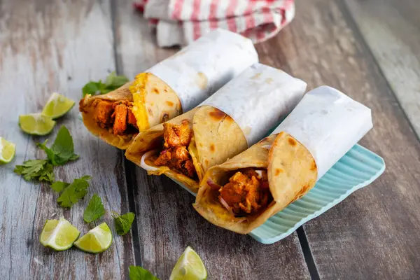 Yumurtalı tavuk sarması, baharatlı tavuk, yumurta katmanı, soğan ve sosla yapılan popüler bir sokak yemeğidir..