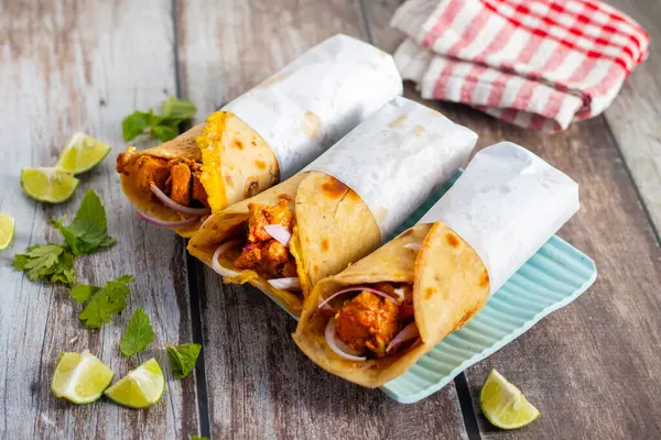 Yumurtalı tavuk sarması, baharatlı tavuk, yumurta katmanı, soğan ve sosla yapılan popüler bir sokak yemeğidir..