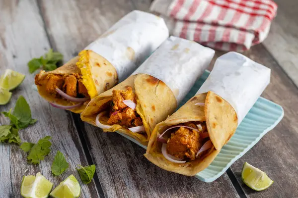 Yumurtalı tavuk sarması, baharatlı tavuk, yumurta katmanı, soğan ve sosla yapılan popüler bir sokak yemeğidir..