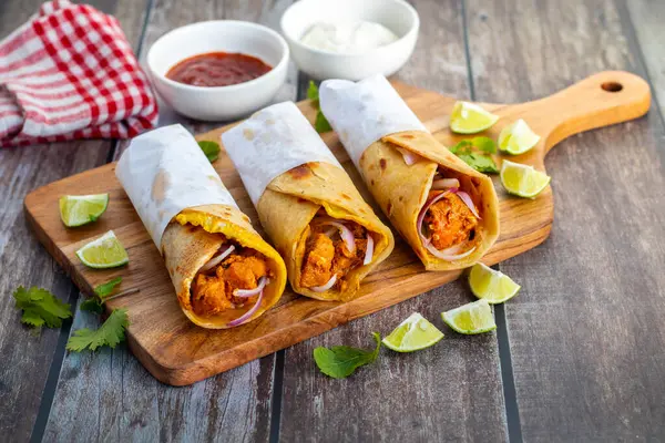 Yumurtalı tavuk sarması, baharatlı tavuk, yumurta katmanı, soğan ve sosla yapılan popüler bir sokak yemeğidir..