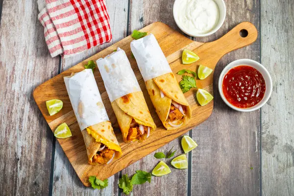 Yumurtalı tavuk sarması, baharatlı tavuk, yumurta katmanı, soğan ve sosla yapılan popüler bir sokak yemeğidir..