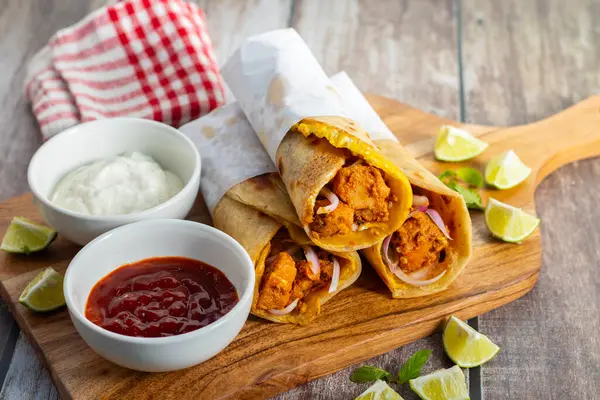 Yumurtalı tavuk sarması, baharatlı tavuk, yumurta katmanı, soğan ve sosla yapılan popüler bir sokak yemeğidir..