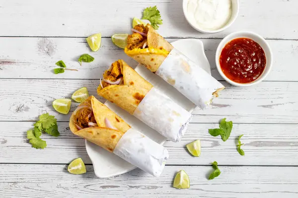 Yumurtalı tavuk sarması, baharatlı tavuk, yumurta katmanı, soğan ve sosla yapılan popüler bir sokak yemeğidir..