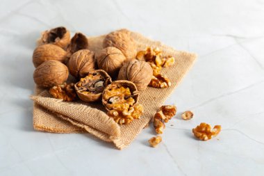 Ceviz, besin yoğunluğu yüksek beyin şeklindeki fındıklardır. Zengin omega3 yağları, topraksı aromalar, çıtır çıtır dokular, kalp sağlığı ve dünya çapında çok yönlü aşçılık sunar..