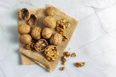 Ceviz, besin yoğunluğu yüksek beyin şeklindeki fındıklardır. Zengin omega3 yağları, topraksı aromalar, çıtır çıtır dokular, kalp sağlığı ve dünya çapında çok yönlü aşçılık sunar..