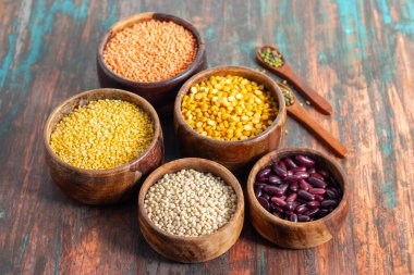 çeşitli Hint mercimek ve fasulyeleri, masoor dal, moong dal, urad dal (derisi ve derisi olmadan), moong bütün, chana dal, ve rajma, mermer bir yüzey üzerinde güzelce dizilmiş kaseler
