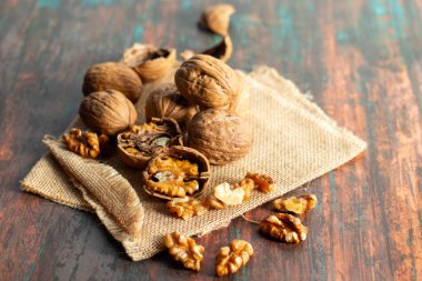 Ceviz, besin yoğunluğu yüksek beyin şeklindeki fındıklardır. Zengin omega3 yağları, topraksı aromalar, çıtır çıtır dokular, kalp sağlığı ve dünya çapında çok yönlü aşçılık sunar..