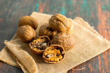 Ceviz, besin yoğunluğu yüksek beyin şeklindeki fındıklardır. Zengin omega3 yağları, topraksı aromalar, çıtır çıtır dokular, kalp sağlığı ve dünya çapında çok yönlü aşçılık sunar..
