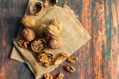 Ceviz, besin yoğunluğu yüksek beyin şeklindeki fındıklardır. Zengin omega3 yağları, topraksı aromalar, çıtır çıtır dokular, kalp sağlığı ve dünya çapında çok yönlü aşçılık sunar..