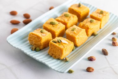 Soan Papdi gram un, şeker, kakule ve kakule ile yapılan yumuşak, tatlı bir Hint tatlısıdır. Hafif, ağızda eriyen dokusuyla bilinir..