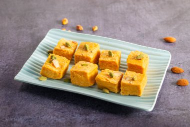 Soan Papdi gram un, şeker, kakule ve kakule ile yapılan yumuşak, tatlı bir Hint tatlısıdır. Hafif, ağızda eriyen dokusuyla bilinir..