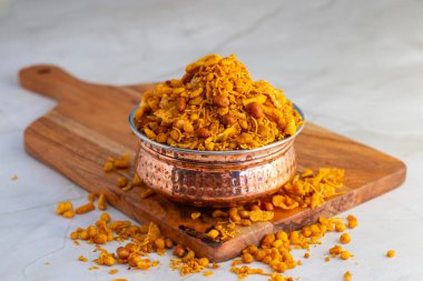 Bombay karışımı, kızarmış mercimek, fıstık, nohut unu, erişte ve baharattan yapılan baharatlı Hint aperatifi..