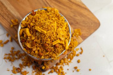 Bombay karışımı, kızarmış mercimek, fıstık, nohut unu, erişte ve baharattan yapılan baharatlı Hint aperatifi..