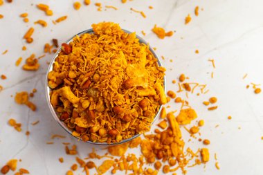 Bombay karışımı, kızarmış mercimek, fıstık, nohut unu, erişte ve baharattan yapılan baharatlı Hint aperatifi..