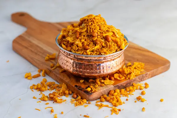 Bombay karışımı, kızarmış mercimek, fıstık, nohut unu, erişte ve baharattan yapılan baharatlı Hint aperatifi..