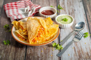 Moong dal chilla, moong mercimeğinden yapılan lezzetli bir Hint gözlemesidir. Baharatlı otlar, soğanlar ve yeşil biberler, sağlıklı kahvaltı için mükemmeldir..