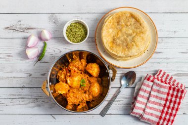 Dum aloo, lezzetli bir sosta yavaş pişirilmiş zengin, baharatlı bir patatestir. Geleneksel olarak sıcak servis edilir. Tatmin edici bir yemek için yumuşak, tüylü fakirdir..
