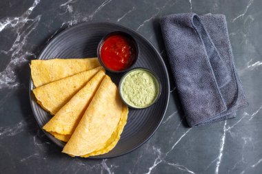 Moong dal chilla, moong mercimeğinden yapılan lezzetli bir Hint gözlemesidir. Baharatlı otlar, soğanlar ve yeşil biberler, sağlıklı kahvaltı için mükemmeldir..