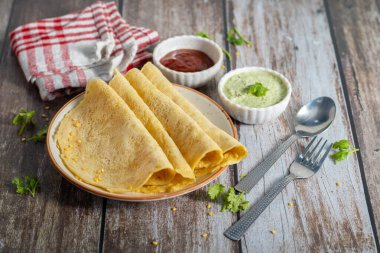 Moong dal chilla, moong mercimeğinden yapılan lezzetli bir Hint gözlemesidir. Baharatlı otlar, soğanlar ve yeşil biberler, sağlıklı kahvaltı için mükemmeldir..