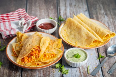 Moong dal chilla, moong mercimeğinden yapılan lezzetli bir Hint gözlemesidir. Baharatlı otlar, soğanlar ve yeşil biberler, sağlıklı kahvaltı için mükemmeldir..