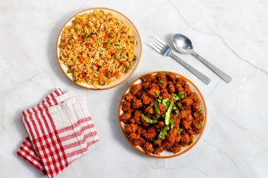 Kızarmış pirinçle servis edilen Soya Mançuryası lezzetli, protein zengini Hint-Çin karışımı baharatlı soya parçaları ve aromatik aromalı sebze pilavı..