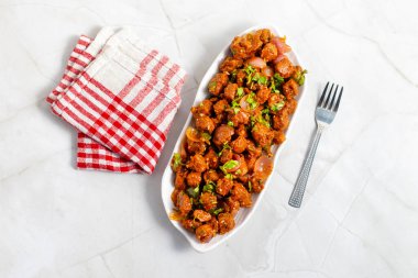 Biberli soya fasulyesi, acı soslu, sarımsaklı, soğanlı ve yeşil biberli gevrek soya fasulyesi parçacıklarından yapılan baharatlı, lezzetli bir Hint-Çin yemeğidir..