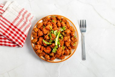 Biberli soya fasulyesi, acı soslu, sarımsaklı, soğanlı ve yeşil biberli gevrek soya fasulyesi parçacıklarından yapılan baharatlı, lezzetli bir Hint-Çin yemeğidir..